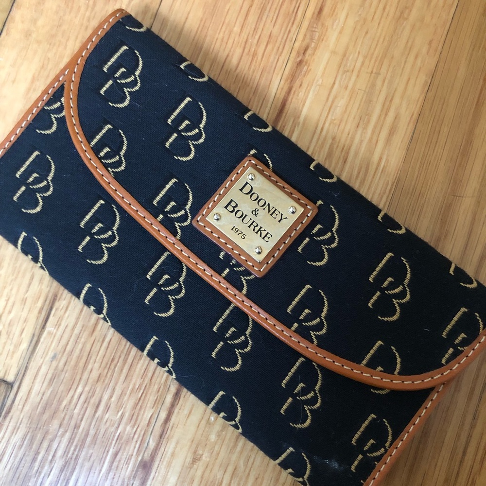 Dooney & Bourke logo wallet